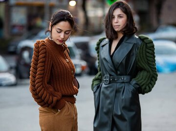 Die Schultern rücken in den Fokus: Strickpullover mit Keulen- und Puffärmeln zaubern im Winter neue Silhouetten. | © Getty Images | Christian Vierig