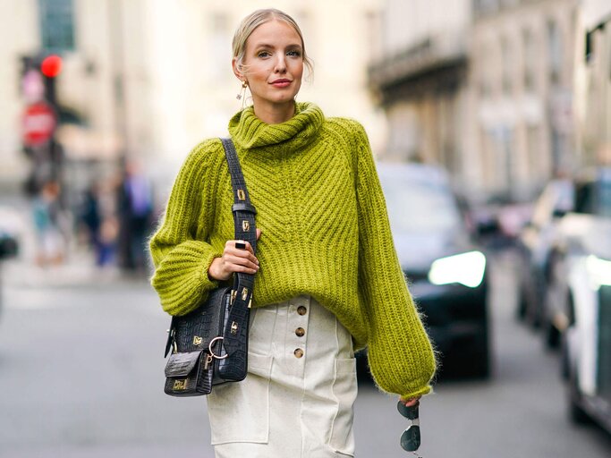 Oversized und grob gestrickt: Leonie Hanne liebt den XXL-Stricktrend. | © Getty Images | Edward Berthelot 