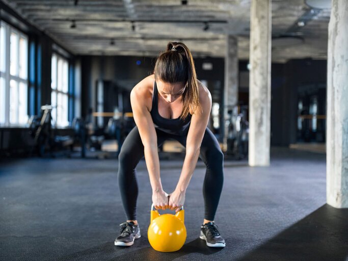 Kettle Bells, Medizinbälle und Co. machen Crossfit-Übungen noch effektiver. | © Getty Images | alvarez