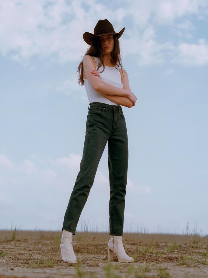 Hoher Bund und schmaler werdendes Bein: High-Waist-Jeans von Wrangler. | © PR