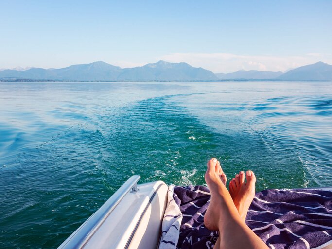Urlaub in Deutschland mit Blick auf Chiemsee vom Boot aus | © Getty Images | Rocky89