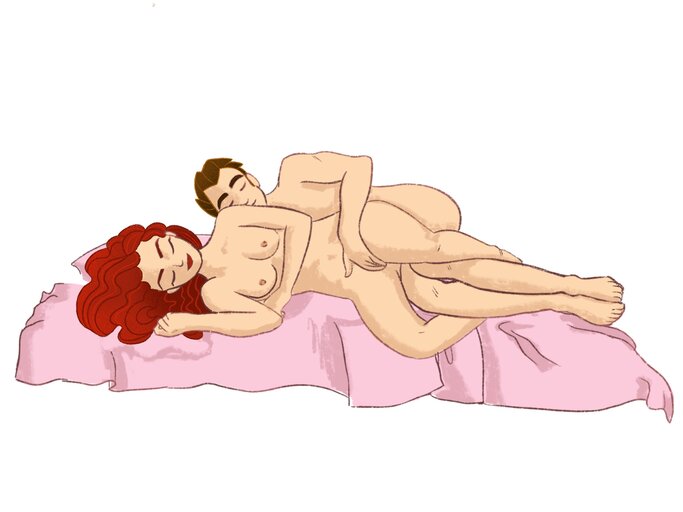 Kamasutra - Frau und Mann liegen in der Löffelchenstellung im Bett. Die Frau greift mit ihren Beinen nach denen des Mannes. Der Mann fasst der Frau in den Schritt. | © Christina Angele