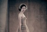 Mia Goth im Pirelli Kalender 2020 | © © Pirelli Kalender 2020, Paolo Roversi