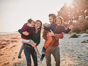 Familie macht Urlaub mit Kindern  | © iStock | Geber86