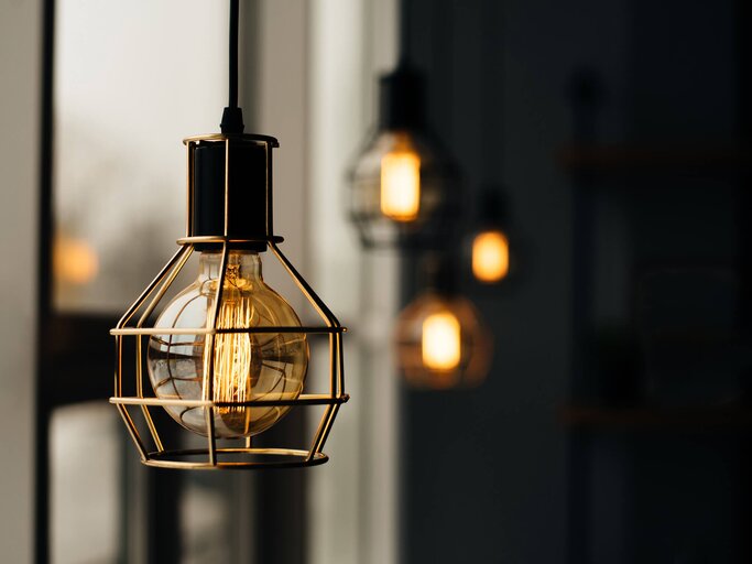 Glühbirnen im Loft-Stil | © iStock | Anna Kim