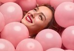 Frau liegt in Luftballons | © iStock | max-kegfire