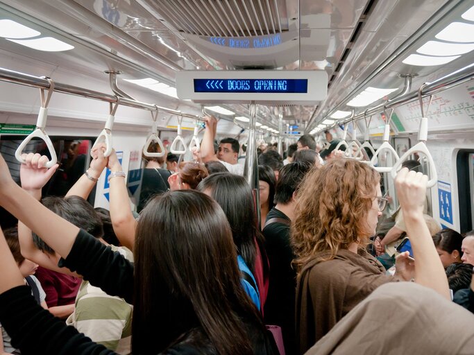 Menschen in einer überfüllten U-Bahn | © iStock | tbradford