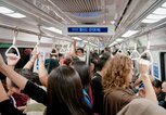 Menschen in einer überfüllten U-Bahn | © iStock | tbradford