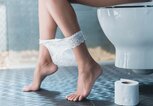 Frau auf der Toilette | © iStock | vadimguzhva