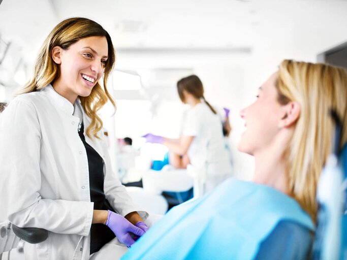 Zahnärztin im Gespräch mit einer Patientin | © iStock | Aja Koska