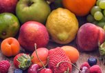 Obst auf hölzerner Unterlage | © iStock | GMVozd