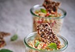 Pseudogetreide, Quinoa-Salat im Glas | © iStock | GMVozd