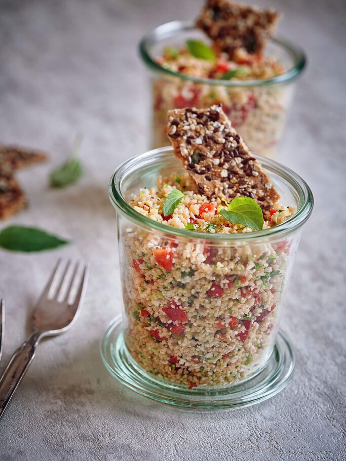 Pseudogetreide, Quinoa-Salat im Glas | © iStock | GMVozd