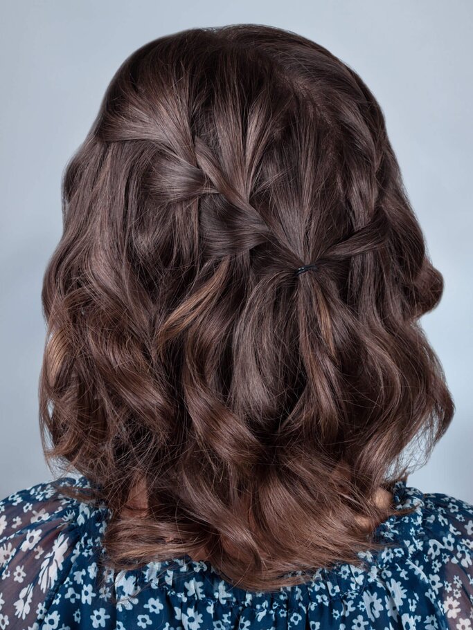 Frau mit Locken und Wasserfallzopf | © iStock | Alter_photo