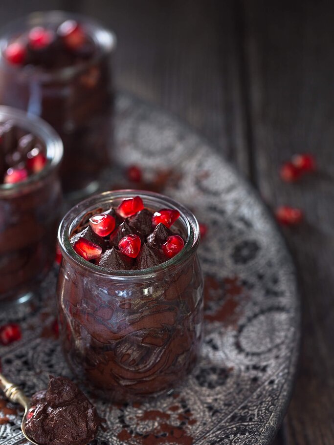 Vegane Schokocreme mit Pistazien-Granatapfel-Topping | © iStock | asab974