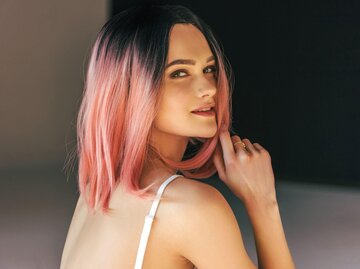 Frau mit pink gefärbten Haaren, rausgewachsen | © iStock | LightFieldStudios