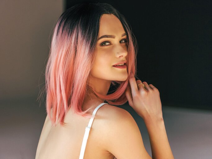 Frau mit pink gefärbten Haaren, rausgewachsen | © iStock | LightFieldStudios