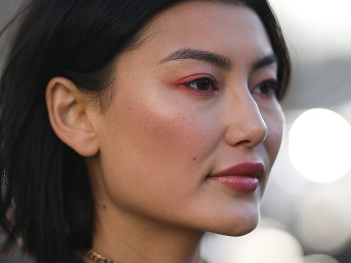 Hübsche Frau trägt rotes Augen Make-Up | © Getty Images | Jeremy Moeller