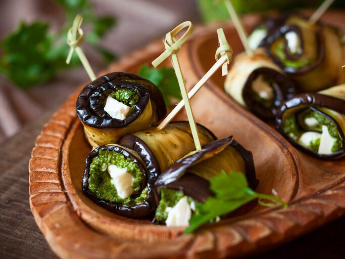 Auberginen-Röllchen mit Feta und Pesto | © iStock | Sarsmis