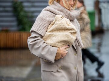 Viktoria Rader trägt ihre Bottega Veneta Tasche Modell Jodie ganz lässig unterm Arm | © Getty Images | Christian Vierig