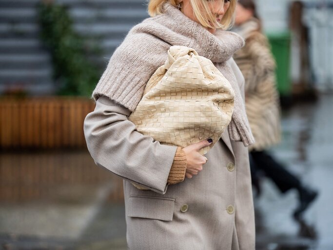 Viktoria Rader trägt ihre Bottega Veneta Tasche Modell Jodie ganz lässig unterm Arm | © Getty Images | Christian Vierig