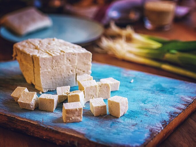 Frischer Block Tofu mit Frühlingszwiebeln | © iStock | GMVozd