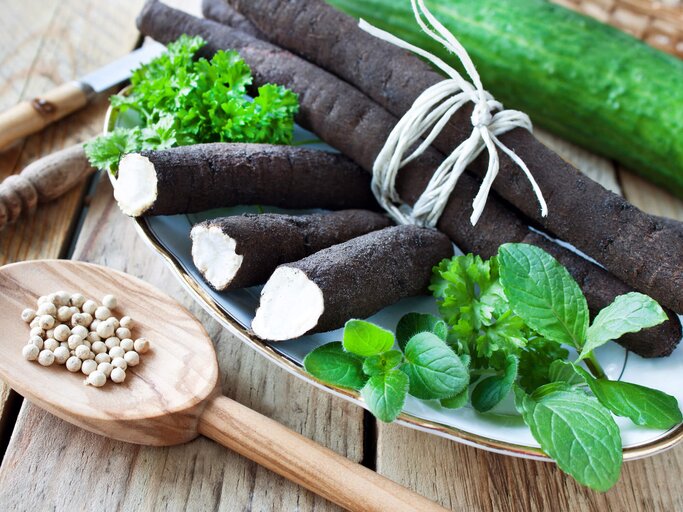 Frische Schwarzwurzel auf einem Teller angerichtet | © iStock | Santje09