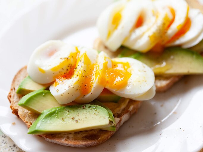 Ein hart gekochtes Ei mit Avocado auf einer Scheibe Brot | © iStock | 221A