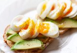 Ein hart gekochtes Ei mit Avocado auf einer Scheibe Brot | © iStock | 221A