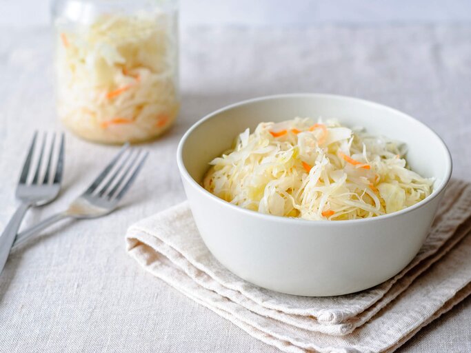 Eine Schüssel mit frischem Sauerkraut | © iStock | serggn