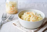 Eine Schüssel mit frischem Sauerkraut | © iStock | serggn