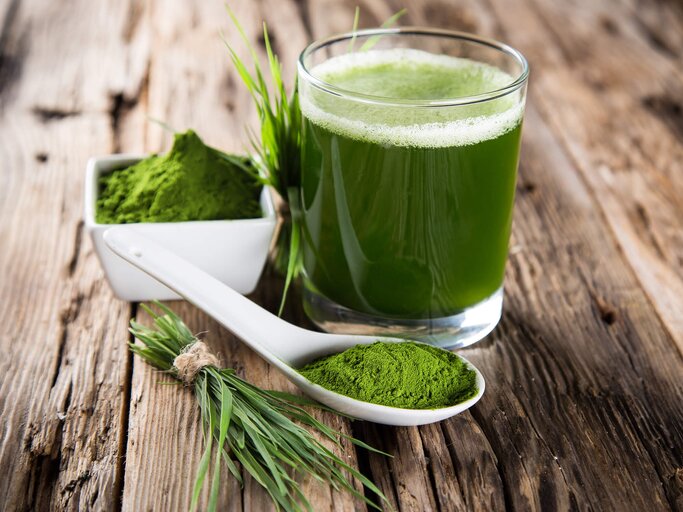 Alge Chlorella in Pulverform und als Saft im Glas | © iStock | Kesu01