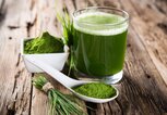 Alge Chlorella in Pulverform und als Saft im Glas | © iStock | Kesu01