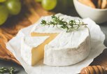 Brie oder Camembert auf einer Platte angerichtet | © iStock | Arx0nt