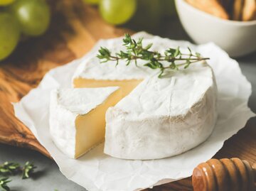 Camembert auf einem Holzbrett angerichtet | © iStock | Arx0nt