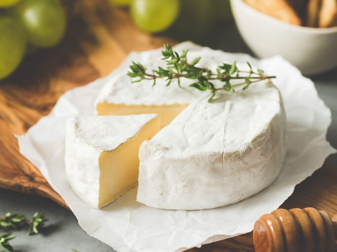 Camembert auf einem Holzbrett angerichtet | © iStock | Arx0nt