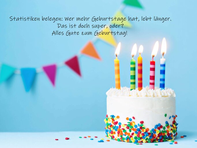 bunte Geburtstagstorte mit einem lustigen Geburtstagsspruch | © iStock | RuthBlack