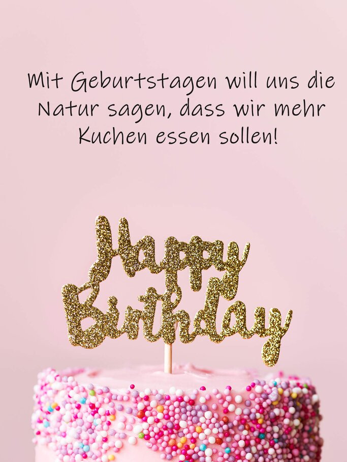 rosafarbener Cupcake mit bunten Streuseln und einem lustigen Geburtstagsspruch | © iStock | RuthBlack