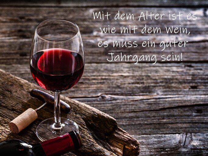 Weinglas mit einem lustigen Spruch zum Geburtstag | © iStock | fcafotodigital