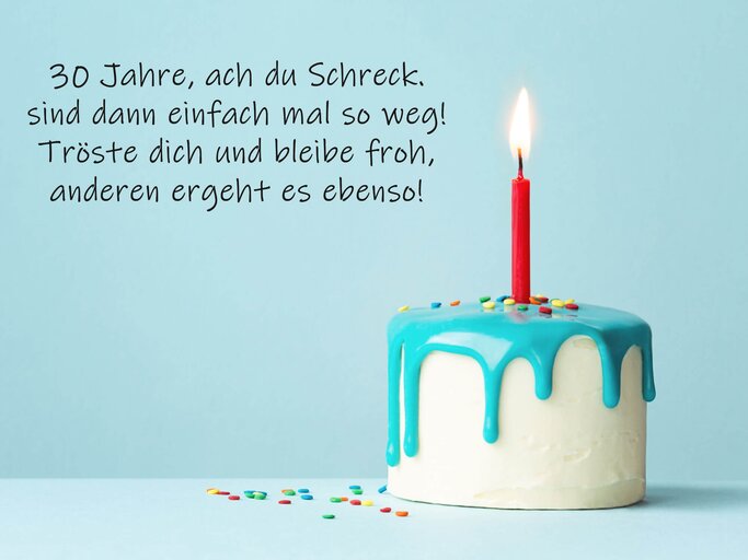kleiner, bunter Geburtstagskuchen mit einem Gedicht zum Geburtstag | © iStock | RuthBlack