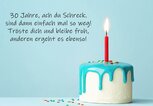 kleiner, bunter Geburtstagskuchen mit einem Gedicht zum Geburtstag | © iStock | RuthBlack