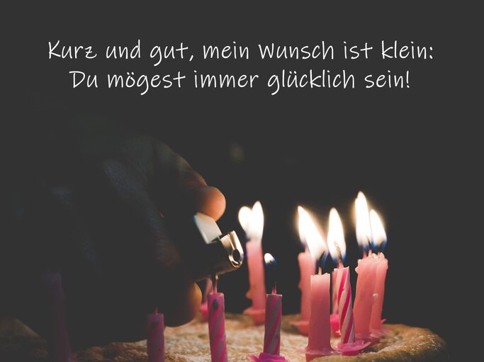 Man entzündet Kerzen auf einem Kuchen dazu ein kurzer Geburtstagsreim | © iStock | Luca_Daviddi