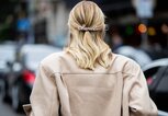 Leonie Hanne trägt ihre Haare halboffen mit einer Chanel-Haarspange | © Getty Images | Christian Vierig