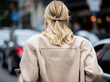 Leonie Hanne trägt ihre Haare halboffen mit einer Chanel-Haarspange | © Getty Images | Christian Vierig