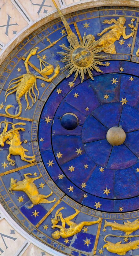 Die Uhr der San Marco in Venedig zeigt die verschiedenen Sternzeichen. | © iStock | Baloncici