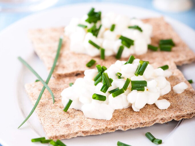 Zwei Scheiben Roggen-Knäckebrot mit Hüttenkäse und Petersilie | © iStock | barol16