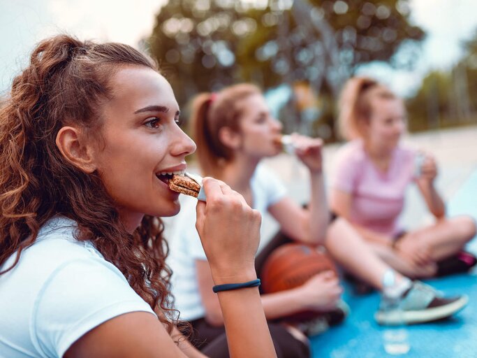 Frauen essen Snacks nach einem Basketball-Spiel | © iStock | AleksandarGeorgiev