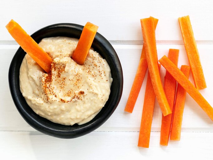 Hummus mit Rohkoststicks aus Karotte | © iStock | robynmac