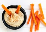 Hummus mit Rohkoststicks aus Karotte | © iStock | robynmac