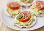 Reiswaffel mit Avocado, Tomate und Sonnenblumenkernen | © iStock | tjasam